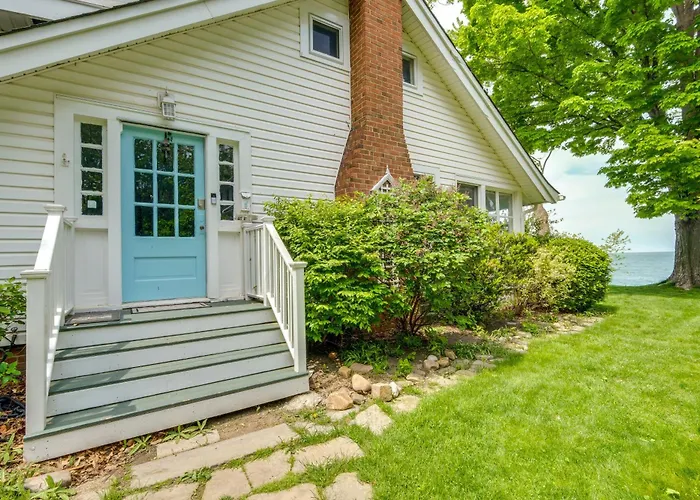 Coastal Lake Erie Cottage W/ Amazing Water Views!