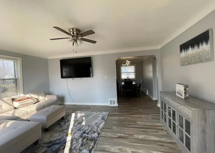 Cozy Euclid Home Near Lakefront