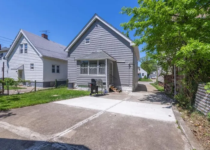Renovated And Professionally Designed 3Bed Home