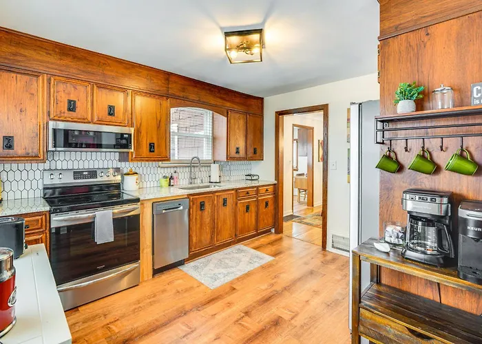Bring The Family! Mid-Century Modern Gem In Euclid
